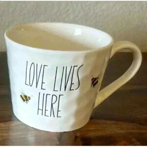"LOVE LIVES HERE " Bees Honeycomb Coffee Cocoa Tea Mug 16 oz Stoneware NEW